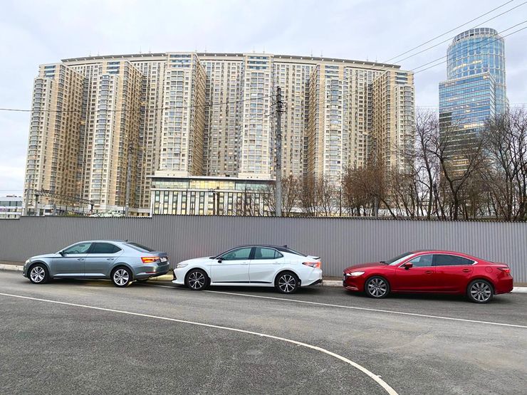 Идолопоклонство: сравнительный тест Skoda Superb, Mazda6 и Toyota Camry