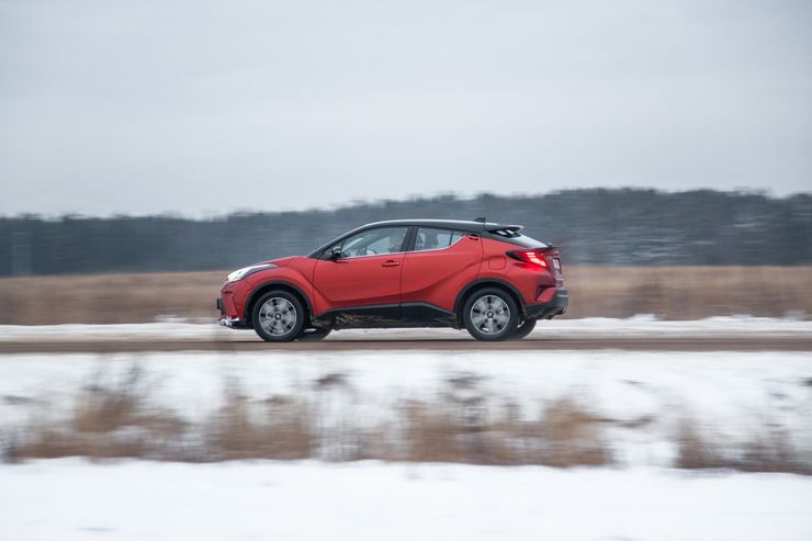 Тест-драйв обновленной Toyota C-HR: выбираем лучшие версию и мотор