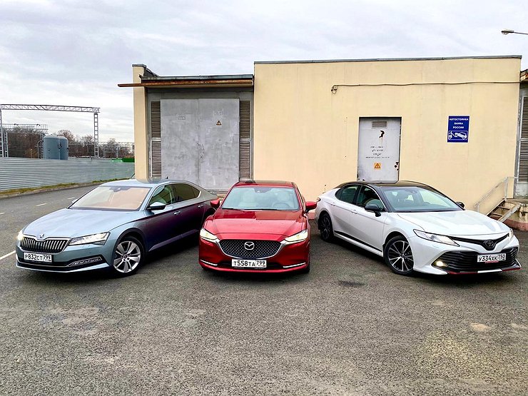 Идолопоклонство: сравнительный тест Skoda Superb, Mazda6 и Toyota Camry