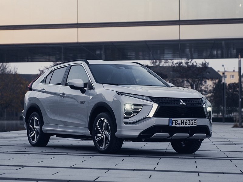 Обновленный Mitsubishi Eclipse Cross раскрыли перед скорой премьерой