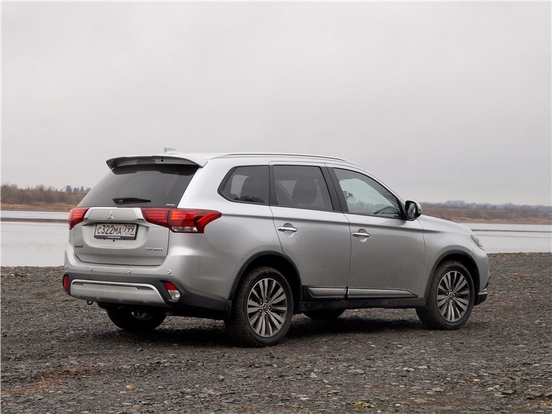 Mitsubishi Outlander с V6 покидает российский рынок