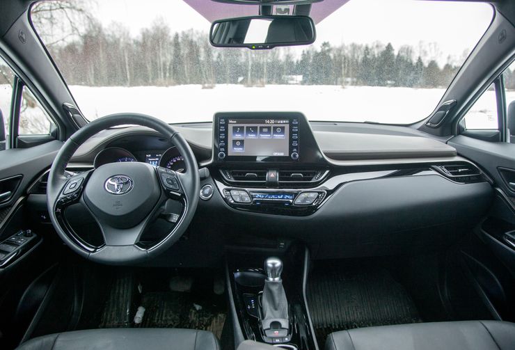 Тест-драйв обновленной Toyota C-HR: выбираем лучшие версию и мотор