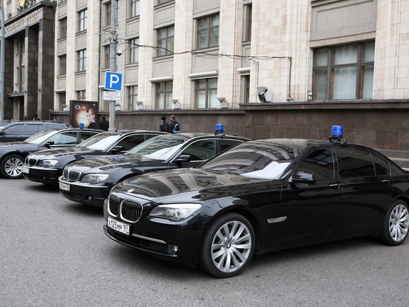 В Госдуме отстаивают право чиновников на персональный автомобиль