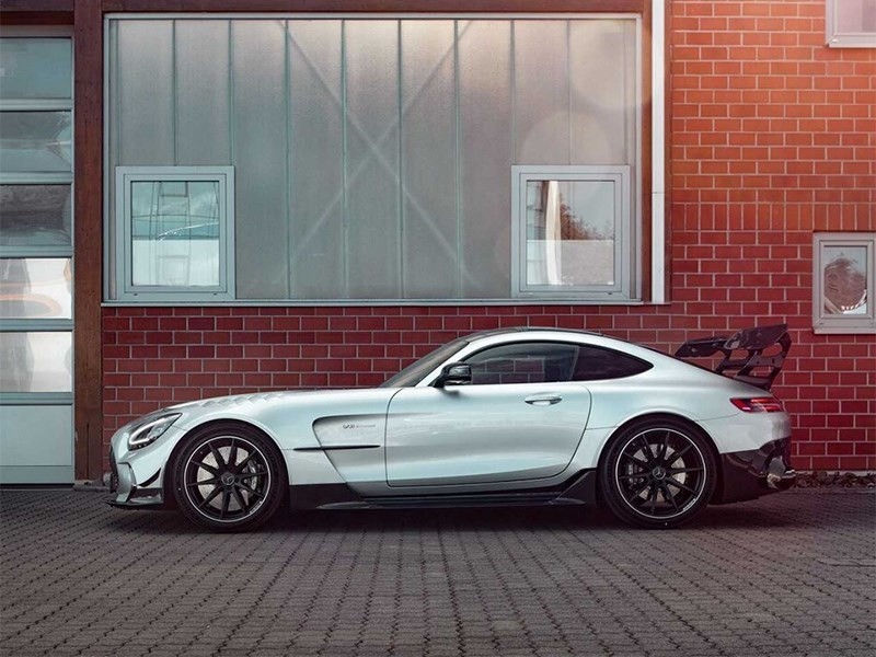 Mercedes AMG GT прировняли к Bugatti Veyron