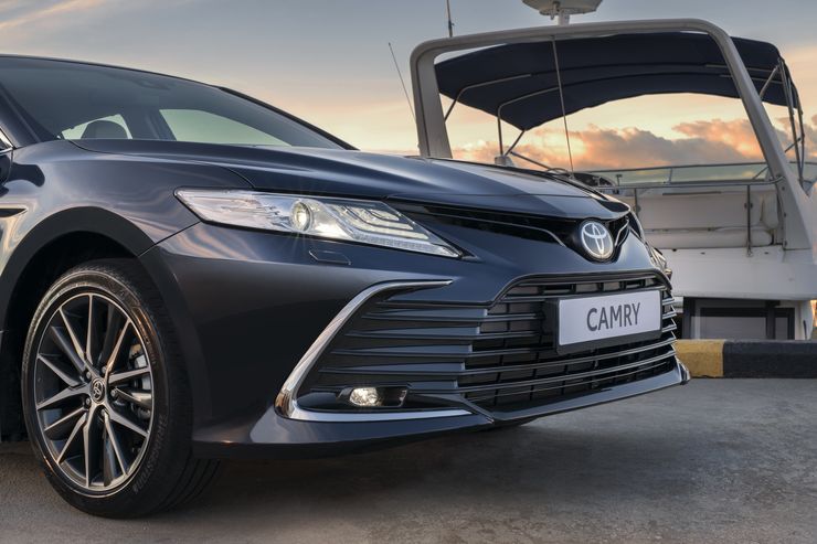 Свежие моторы и спорт-серия: в России стартуют продажи новой Toyota Camry