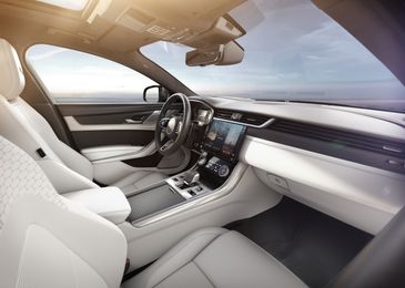 Jaguar XF после обновления подорожал почти на миллион