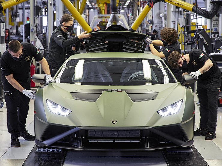 Плевать на кризис: миллионеры расхватывают суперкары Lamborghini, как горячие пирожки