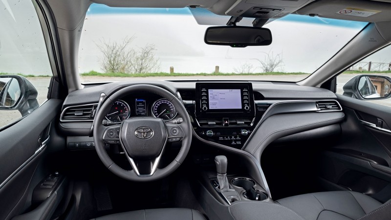 Выделяем базовый среди обновлённых седанов Toyota Camry
