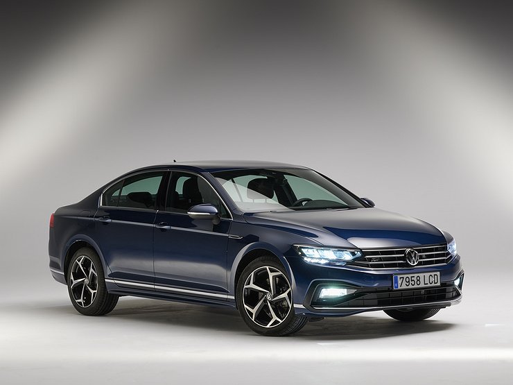 Седану Volkwagen Passat в России вернули двухлитровый мотор