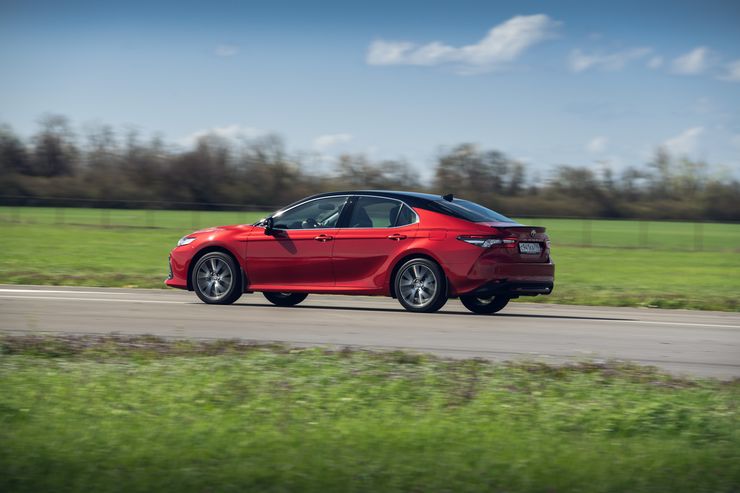 Фитнес для бизнесмена: первый тест-драйв новой Toyota Camry
