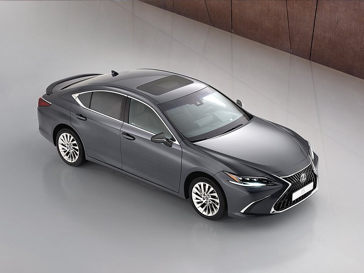 Обновленный Lexus ES предстал во всей красе