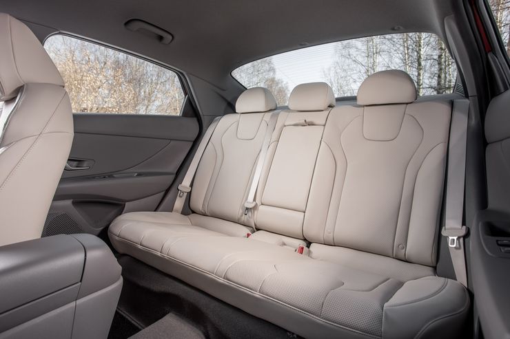 Удар по глазам: первый тест-драйв новой Hyundai Elantra 6 Удар по глазам: первый тест-драйв новой Hyundai Elantra