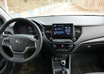 Что лучше за миллион рублей: тест-драйв Hyundai Solaris и Lada Vesta