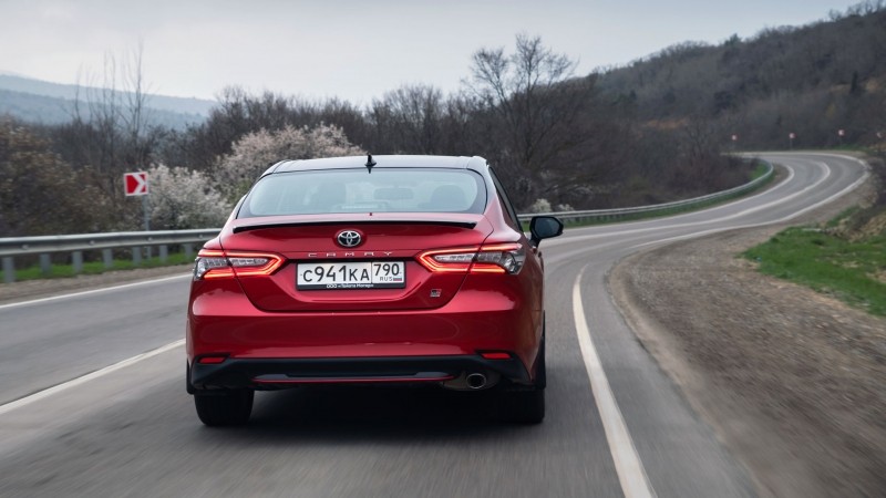 Выделяем базовый среди обновлённых седанов Toyota Camry