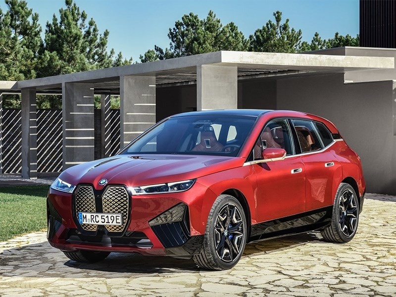 BMW готовится к презентации заряженного кроссовера iX