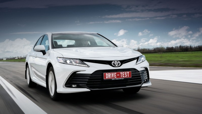Выделяем базовый среди обновлённых седанов Toyota Camry