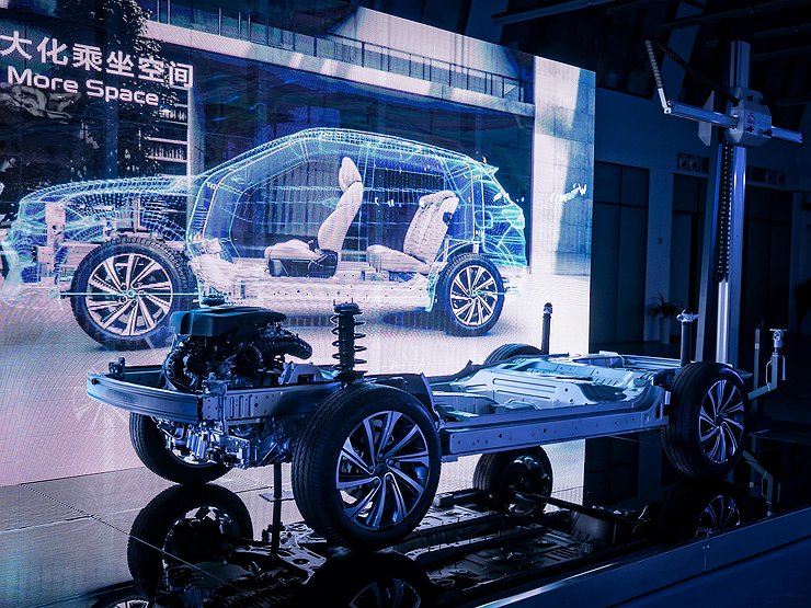 Geely привезет в Россию новую модель с «мягким гибридом»