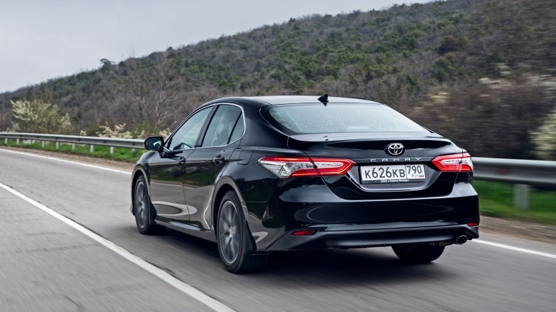 Выделяем базовый среди обновлённых седанов Toyota Camry