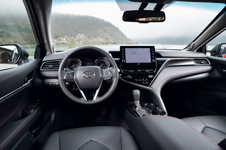 Фитнес для бизнесмена: первый тест-драйв новой Toyota Camry