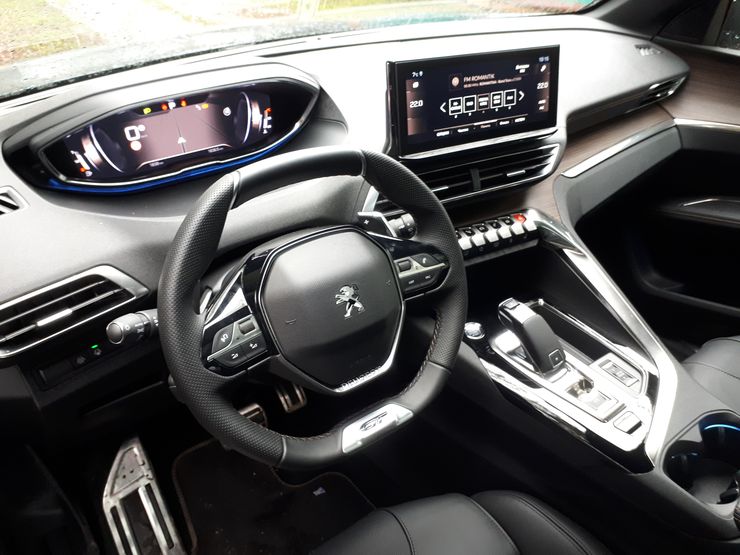 Выстрел в спину: первый тест-драйв обновленного кроссовера Peugeot 5008