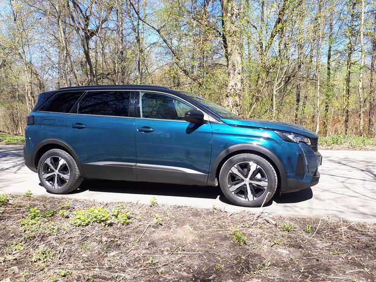 Выстрел в спину: первый тест-драйв обновленного кроссовера Peugeot 5008