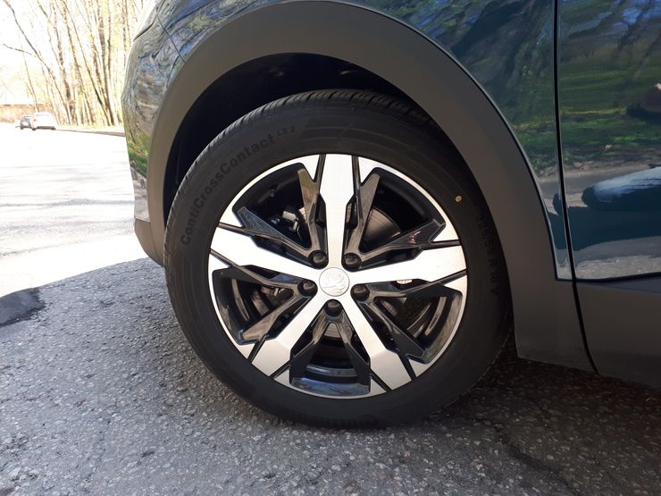 Выстрел в спину: первый тест-драйв обновленного кроссовера Peugeot 5008