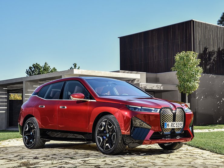 Названы российские цены новейшего электрокроссовера BMW iX