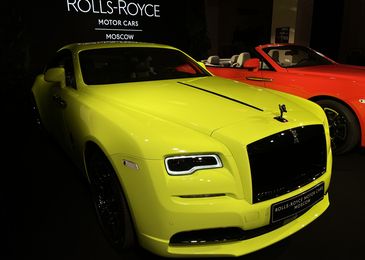 Лягушка, бабочка и цветок: в Россию приехали неоновые автомобили Rolls-Royce 2 Лягушка, бабочка и цветок: в Россию приехали неоновые автомобили Rolls-Royce
