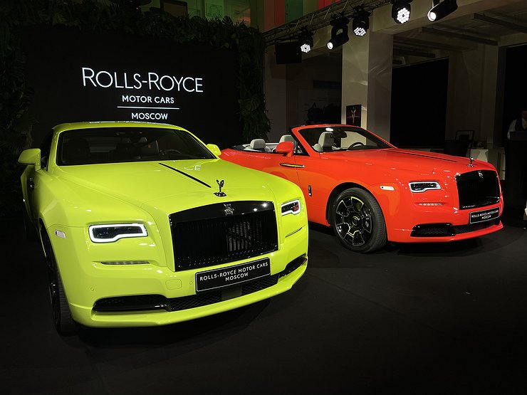 Лягушка, бабочка и цветок: в Россию приехали неоновые автомобили Rolls-Royce 1 Лягушка, бабочка и цветок: в Россию приехали неоновые автомобили Rolls-Royce