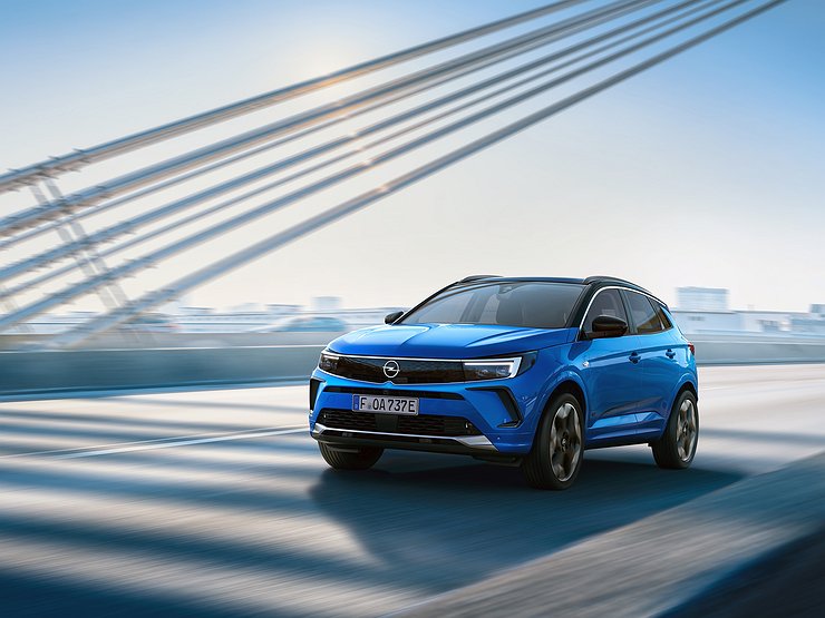 Opel показал обновленный кроссовер Grandland для России
