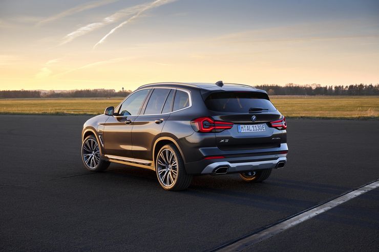 BMW X3 после рестайлинга получил пугающе огромные &laquo;ноздри&raquo;: известны цены