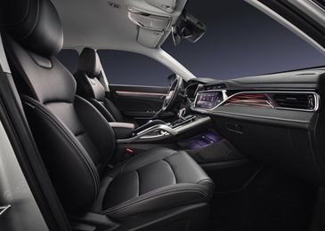 Geely показала фото и раскрыла комплектации новейшего кроссовера Atlas Pro