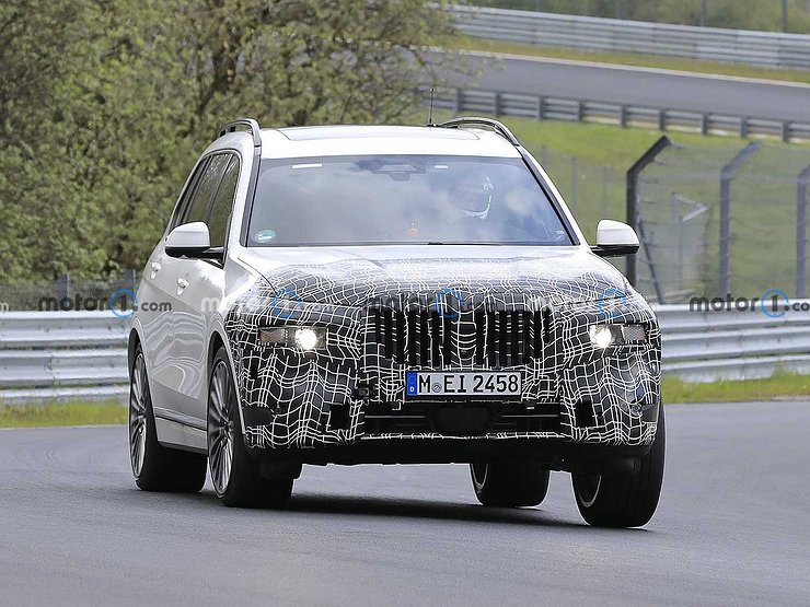 Обновленный BMW X7 поймали фотошпионы
