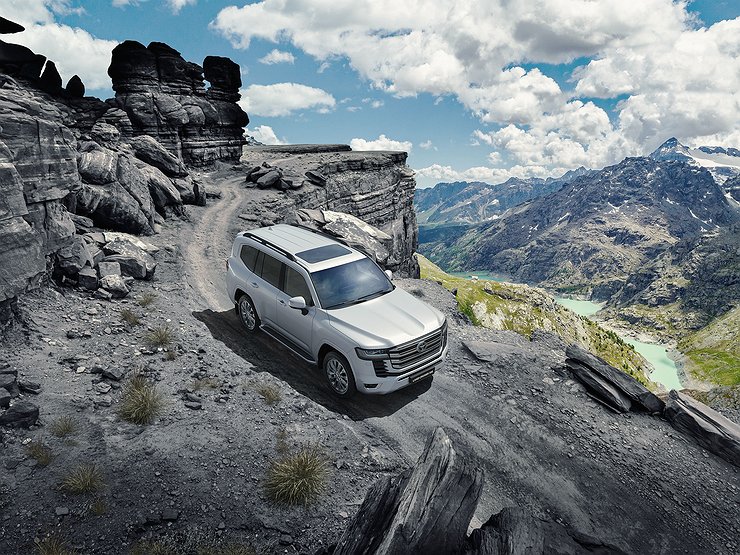 Все о новейшем Toyota Land Cruiser 300 для России