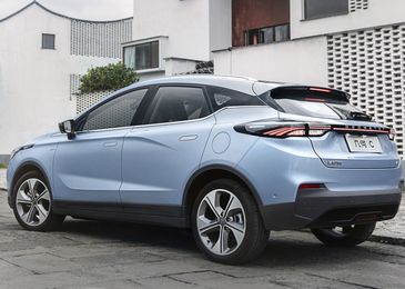 Вместо электрического седана Geely выкатила хетчбэк Geometry C