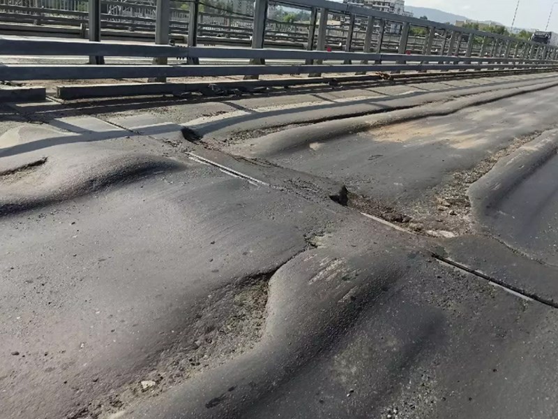 На трассе М5 положили пластилин вместо асфальта