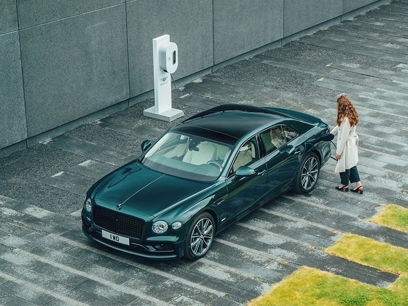 В Bentley показали Flying Spur в версии гибрид