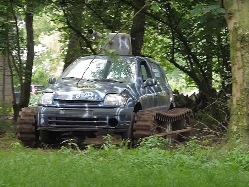 Renault Clio превратили в танк