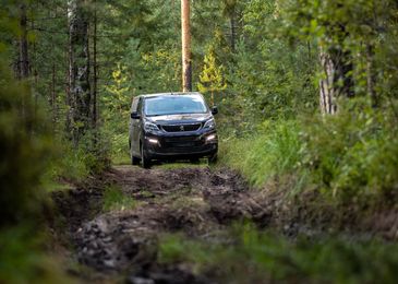 Делай грязь: тест-драйв внедорожника-минивэна Peugeot Traveller с полным приводом