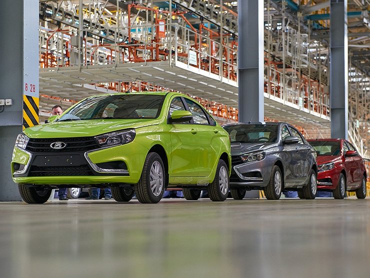 Стало известно, сколько платят на конвейере, где делают LADA Vesta