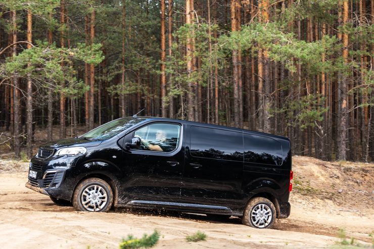 Делай грязь: тест-драйв внедорожника-минивэна Peugeot Traveller с полным приводом