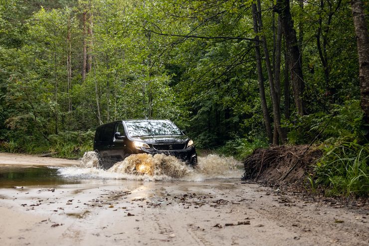 Делай грязь: тест-драйв внедорожника-минивэна Peugeot Traveller с полным приводом