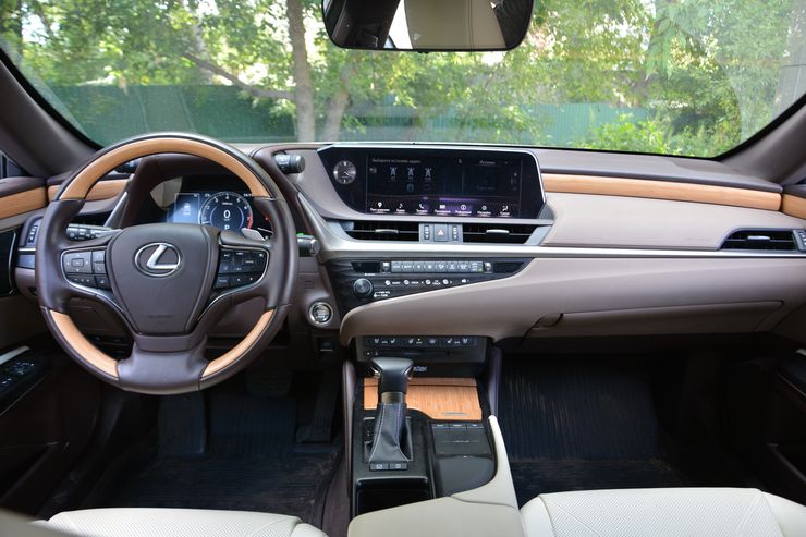 Своя игра: тест-драйв Lexus ES 250