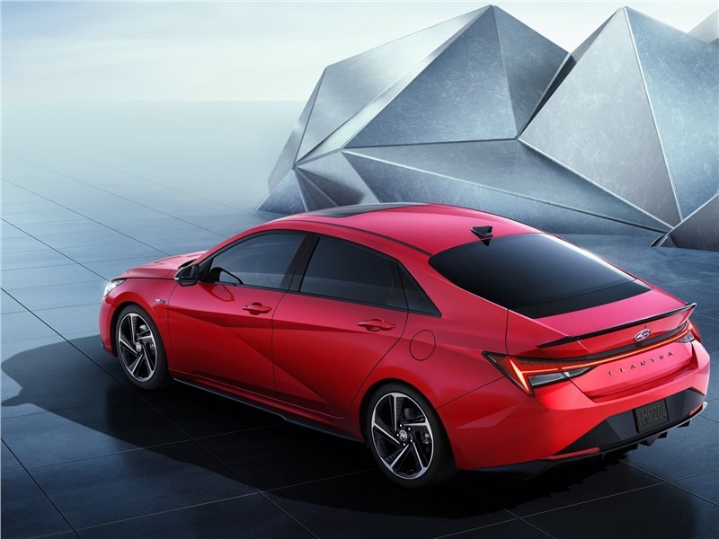 Hyundai Elantra посоревнуется с Subaru WRX.