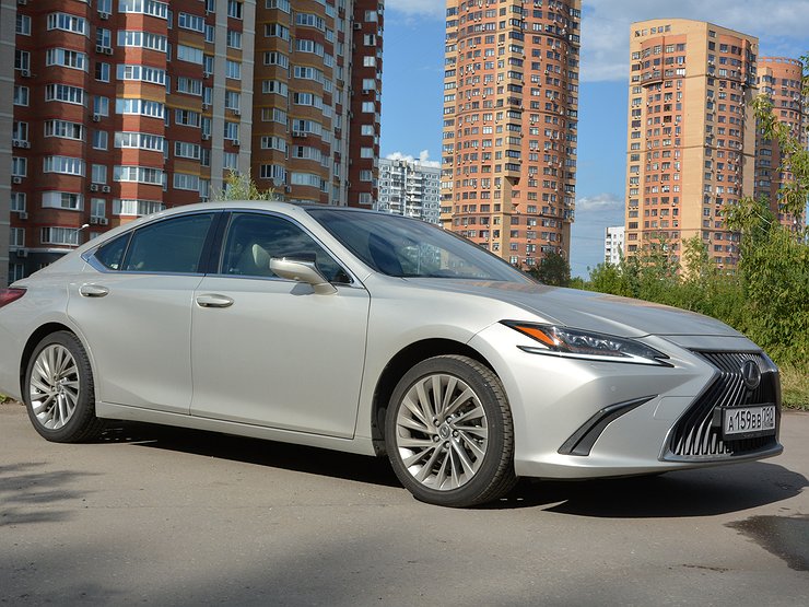Своя игра: тест-драйв Lexus ES 250