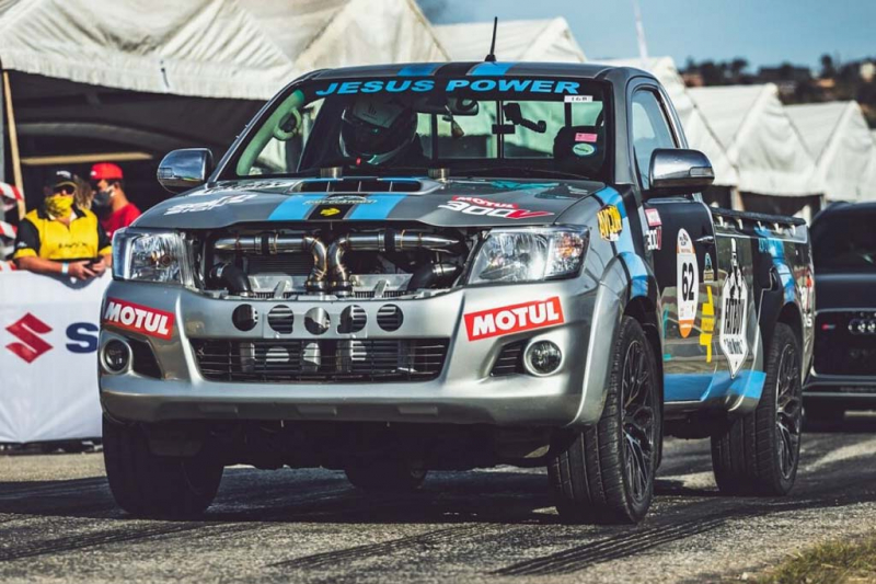 Пикап Toyota Hilux оснастили мотором V12 для гонок по подъему на холм
