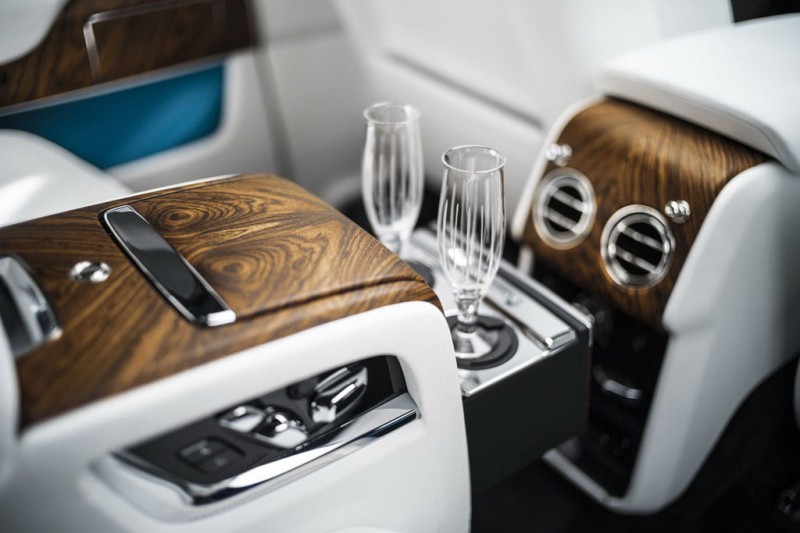 Rolls-Royce Cullinan 2021: роскошный британский внедорожник