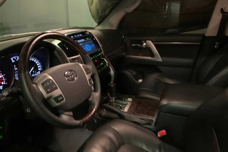 Владелец Land Cruiser 200 без пробега запросил за авто космический ценник