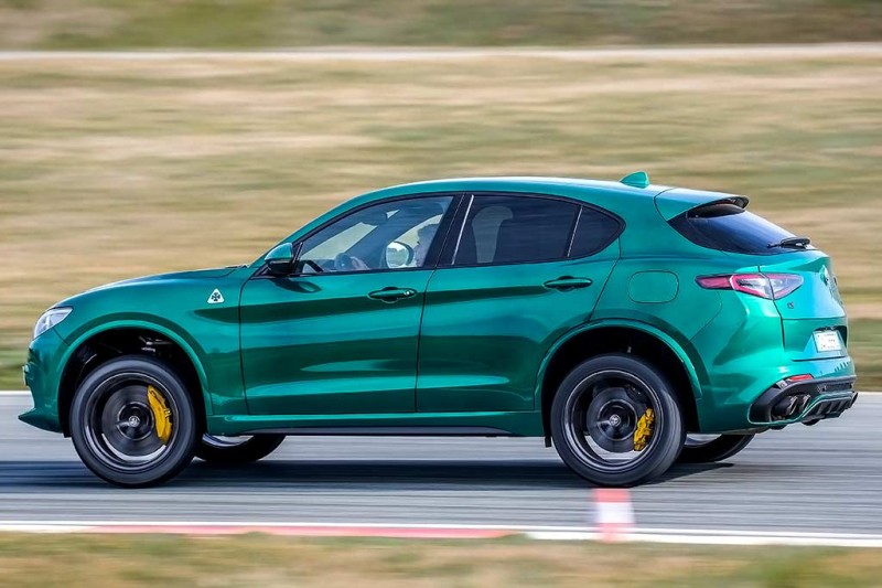 510-сильный кроссовер Alfa Romeo Stelvio Quadrifoglio