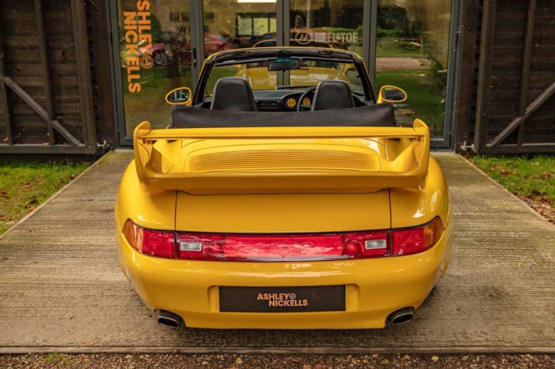Яркий Porsche 993 Convertible с аэродинамическим обвесом продают за ₽6,0 млн
